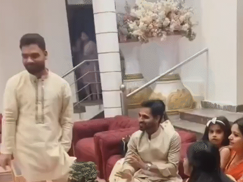 शादी में शामिल होने पहुंचे रिंकू सिंह और साक्षी धोनी की फोटो।