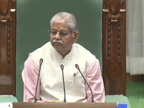 कार्यवाही के दौरान सदस्यों को शांत कराते सभापति धरमलाल कौशिक।