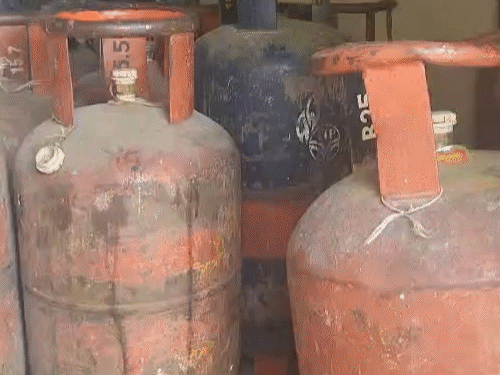 किचन केयर और किराना स्टोर में छापेमारी कर 126 घरेलू गैस सिलेंडर बरामद किए गए।