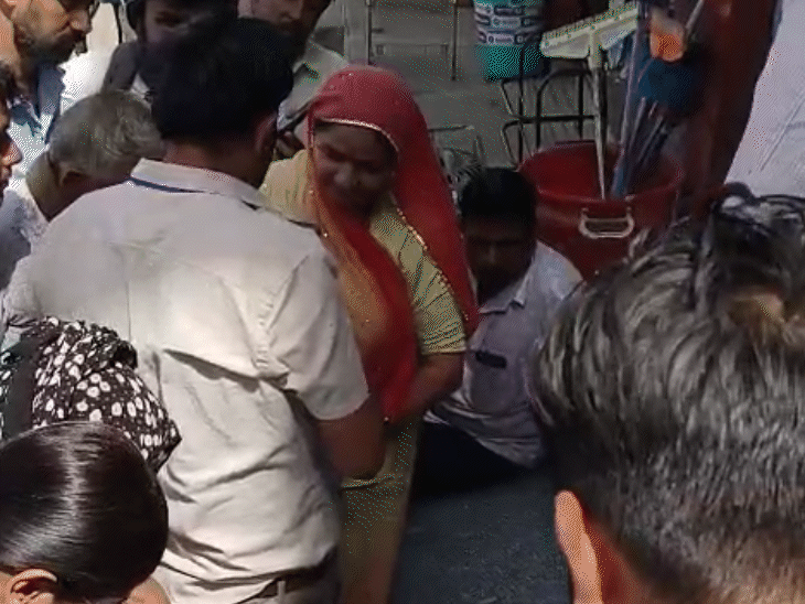 सीकर में गैस एजेंसियों के बाहर लोगों की भीड़ लग हुई है।