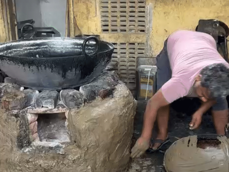 रसोई गैस की जगह कच्चे चूल्हों का उपयोग शुरू हो गया है।