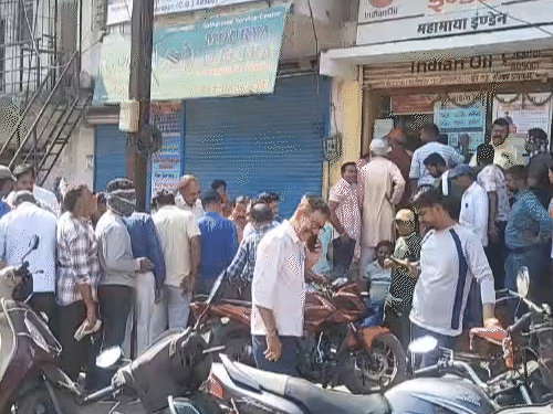 लोग एजेंसी के चक्कर लगा रहे हैं। नतीजतन गैस लेने के लिए एजेंसियों में लंबी कतार लग रही है।