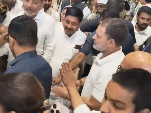 एयरपोर्ट पर अजय राय और पार्टी के सभी बड़े लीडर राहुल गांधी को रिसीव करने पहुंचे थे।