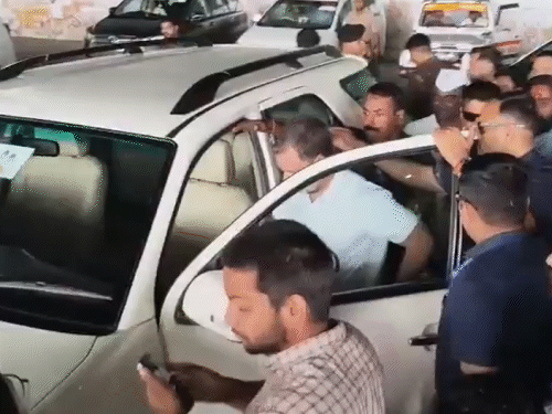 लखनऊ एयरपोर्ट से इंदिरा गांधी प्रतिष्ठान आने के लिए राहुल गांधी सफेद रंग की कार में बैठे।