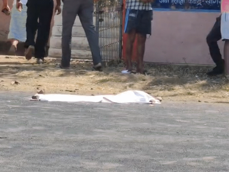 बच्ची के शव उठाने के बाद परिजन पानी और झाड़ू से खून से साफ कर रहे हैं।