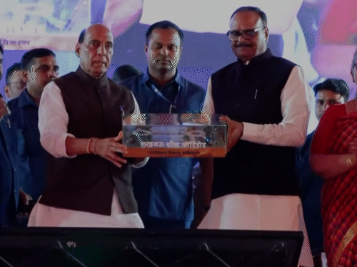 डिप्टी सीएम ब्रजेश पाठक ने रक्षा मंत्री राजनाथ सिंह को ग्रीन कॉरिडोर का स्मृति चिन्ह भेंट किया।