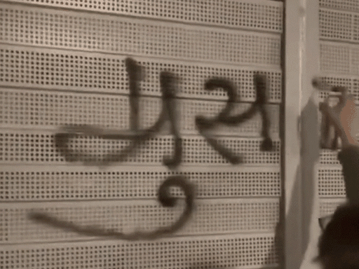 दो युवतियां सीमेंटेड ब्लॉक पर लिखती हुई।