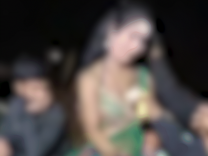 बार बाला संग डांस करते शिक्षक धर्मेंद्र शर्मा।