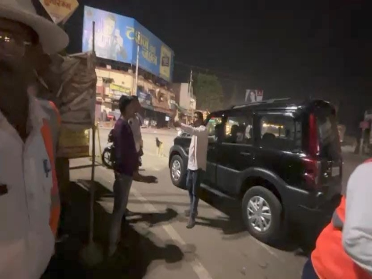 पुलिसकर्मियों से गाली-गलौज की गई, एक आरक्षक को जान से मारने की धमकी भी दी।