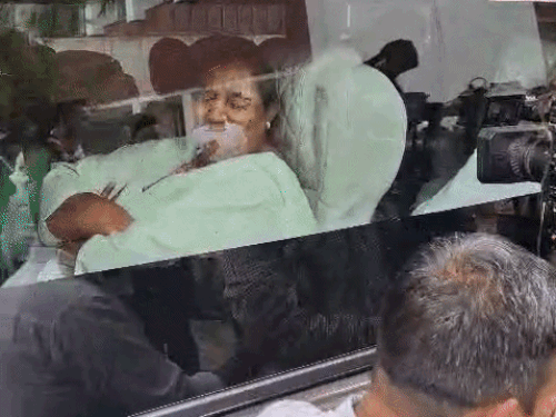 चंडीगढ़ में भूपेंद्र सिंह हुड्‌डा के आवास से निकलते कांग्रेस विधायक।