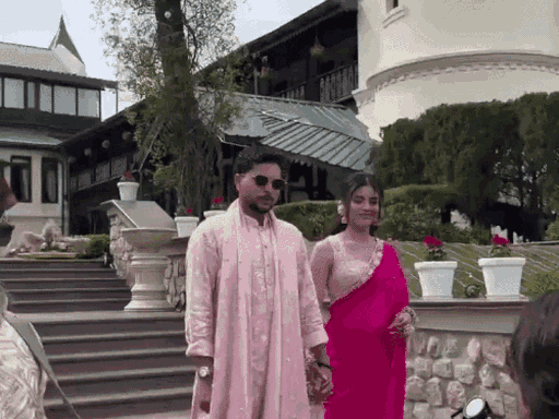 हल्दी के बाद सामने आए कुलदीप यादव और वंशिका ने दिखाए डांस मूव्स।