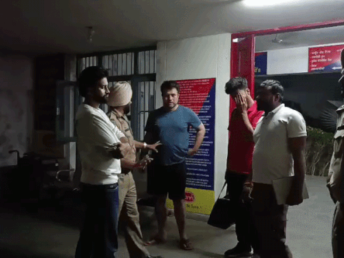 थाने पहुंचकर परिजन धर्मेश को समझा कर वापस घर ले जाते हुए।