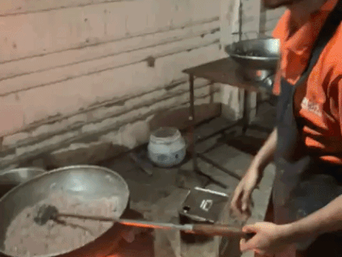 मुरथल के एक ढाबे में चूल्हे पर खाना बनाते कारीगर।