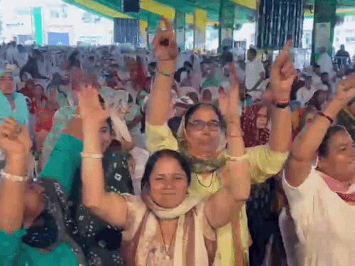 रैली में गानों पर झूमते जेजेपी कार्यकर्ता।