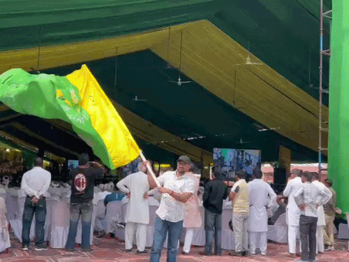 जेजेपी का ध्वज फहरते हुए कार्यकर्ता।