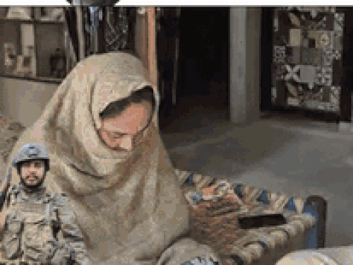 बेटे के लापता होने के बाद मायूस होकर बैठे माता पिता। फाइल फोटो