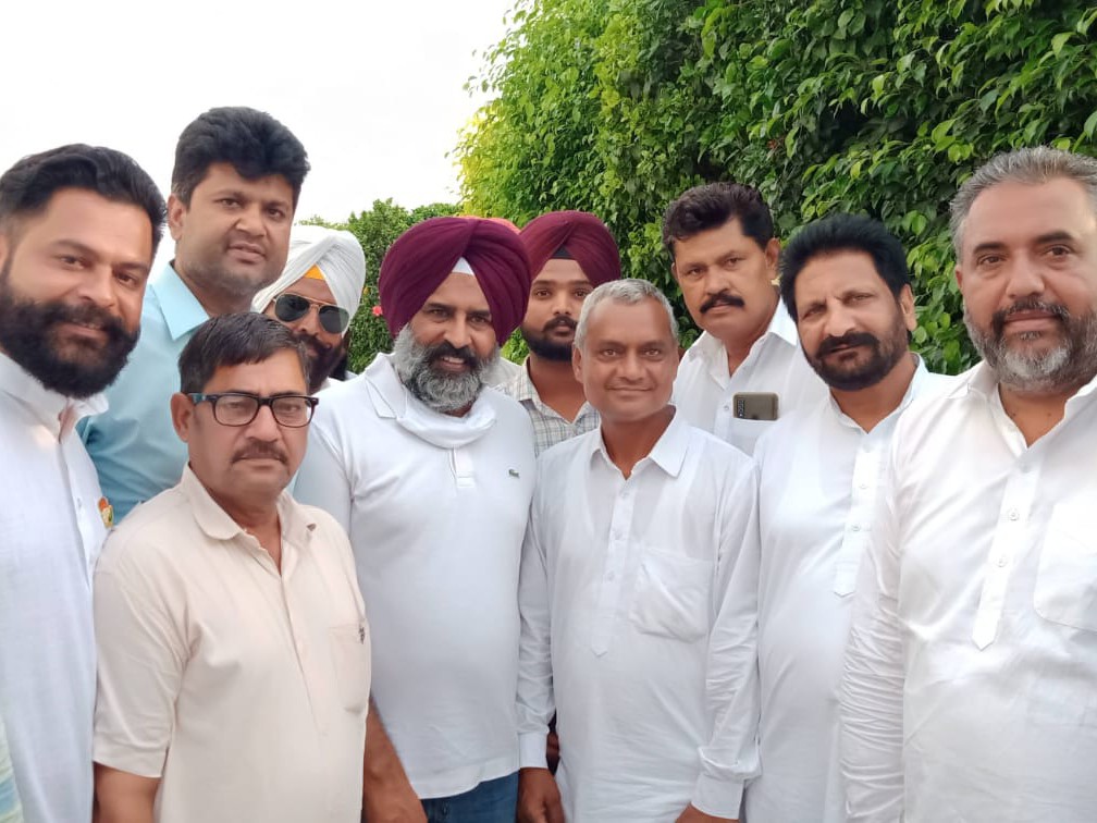विधायक परगट सिंह के साथ खड़े बलविंदर 'बालू' (फाइल फोटो)