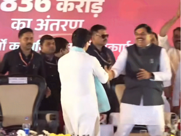 अपना संबोधन खत्म कर लौटे सिंधिया ने सीएम को गले लगा लिया।