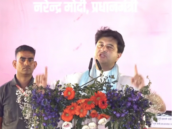 सिंधिया ने सीएम डॉ. मोहन यादव के लिए मंच से जोरदार तालियां बजवाई।