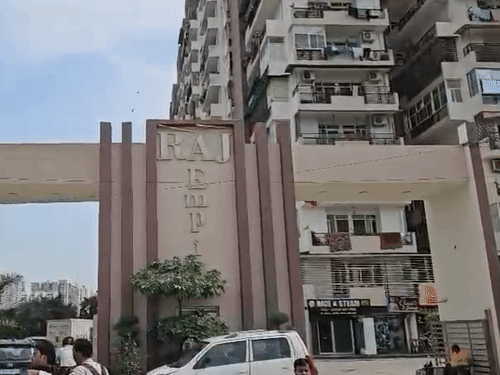 ये गाजियाबाद में राज एम्पायर सोसायटी है, यहां फ्लैट A1314 में हरीश राणा के मां-पिता रहते हैं।