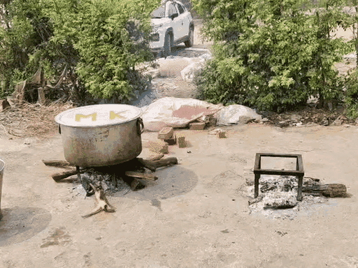 शादियों में खाना लकड़ी की भट्ठी पर बनाया जाने लगा है। लोगों का कहना है कि यही हालात रहे तो आने वाले दिनों में समस्या बढ़ जाएगी।