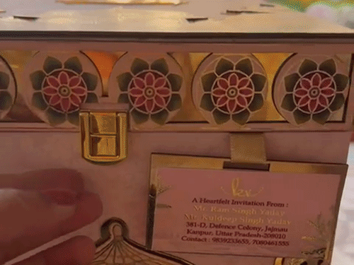 शाही लुक वाला शादी का कार्ड।