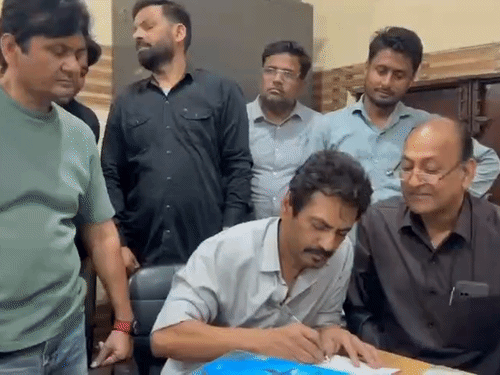 Nawazuddin Siddiqui reached the sub-registrar office and signed the papers.