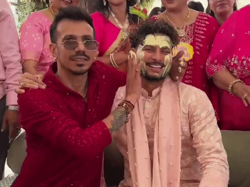 कुलदीप को हल्दी लगाकर मस्ती करते युजवेंद्र चहल।