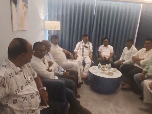 कर्नाटक डिप्टी CM शिवकुमार ने रिजॉर्ट में कांग्रेस विधायकों से मुलाकात की।