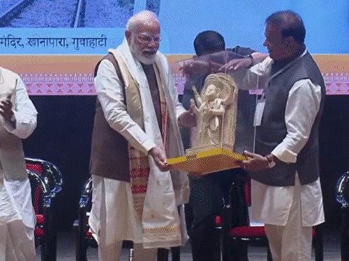 पीएम को स्मृति चिह्न देकर असम सीएम ने सम्मानित किया।