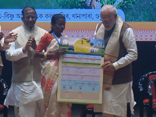 पीएम ने चाय बागानों के किसानों को पट्टे सौंपे।