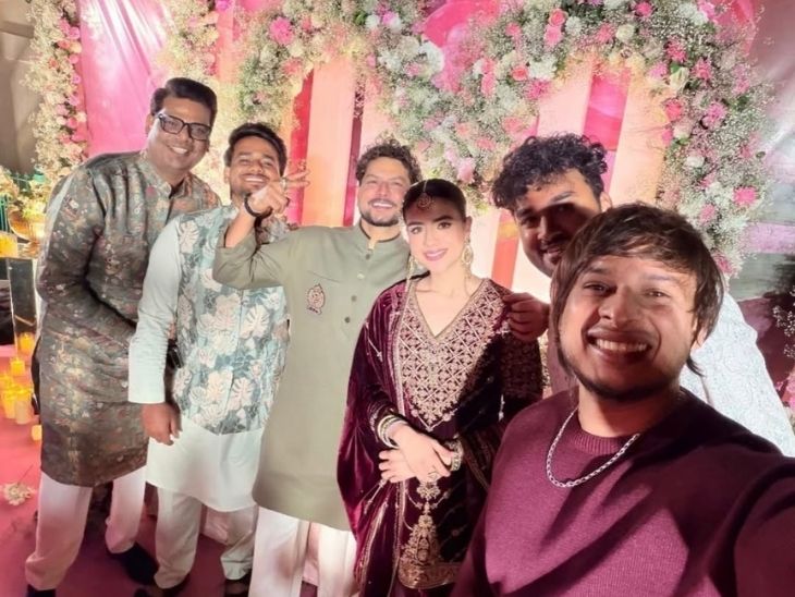 महेंदी में शामिल होने आए मेहमान।