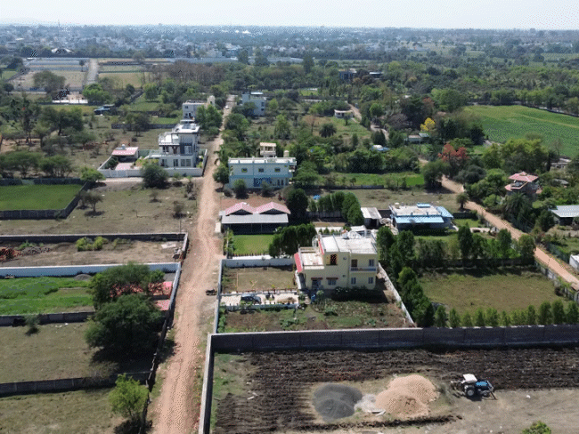 तालाब के किनारे बनी कॉलोनियां और बढ़ती आबादी।