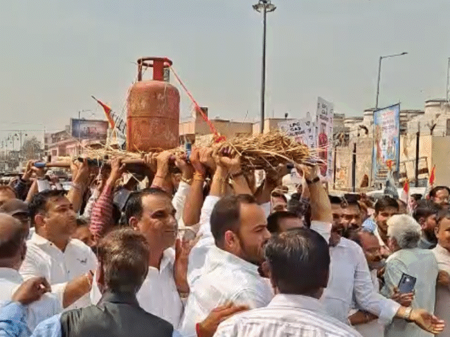 चांदपोल में जयपुर शहर जिला कांग्रेस कमेटी के प्रदर्शन के दौरान LPG सिलेंडर की शवयात्रा निकालते कार्यकर्ता।