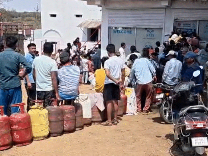 सिलेंडर के लिए लगी लोगों की लाइन।