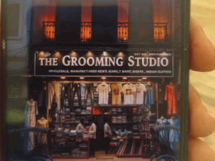 आरोपी ने AI और अन्य ऐप के जरिए कई दुकानों के फेक कार्ड भी बनाए हुए थे।