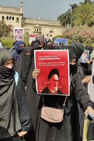 लखनऊ में नमाज के बाद अमेरिका-इजराइल के खिलाफ शिया समुदाय के लोगों ने प्रदर्शन शुरू कर दिया।