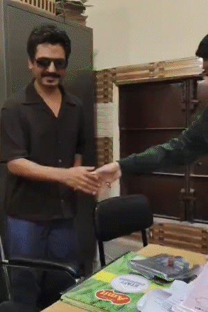 Nawazuddin Siddiqui also met his fans in Muzaffarnagar and shook hands.