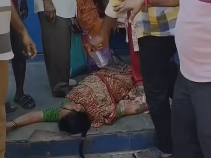 गुजरात के एक गैस एजेंसी पर लाइन में खड़ी महिला अचानक गिर गई।