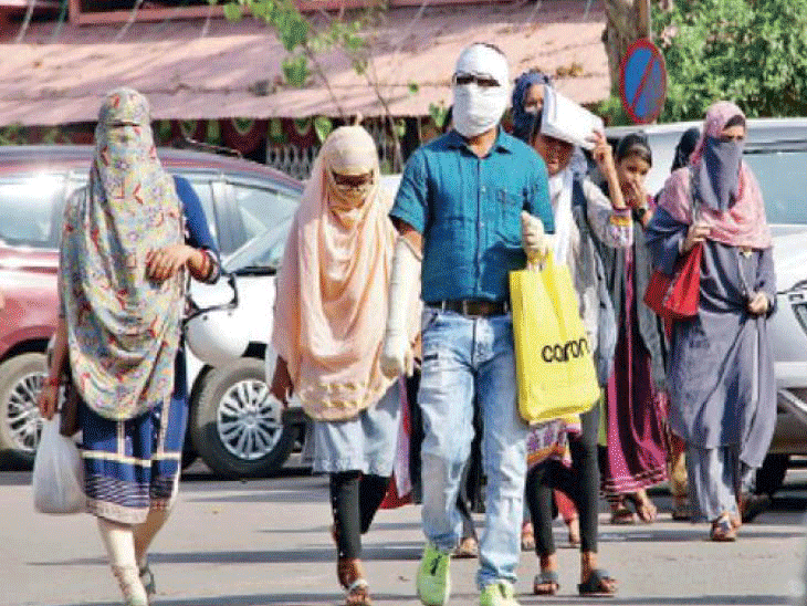 तेज गर्मी से बचने के लिए लोग मुंह पर कपड़ा बांधकर घर से बाहर निकल रहे हैं। - Dainik Bhaskar
