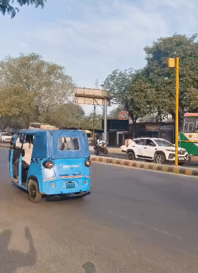 गाजियाबाद में सुबह से धूप खिली है। आसमान में हल्के बादल छाए हैं।