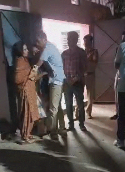 डीजीएम सुधीर गुप्ता की पत्नी रश्मि अपने बेटे से लिपटकर फूट-फूटकर रोईं।