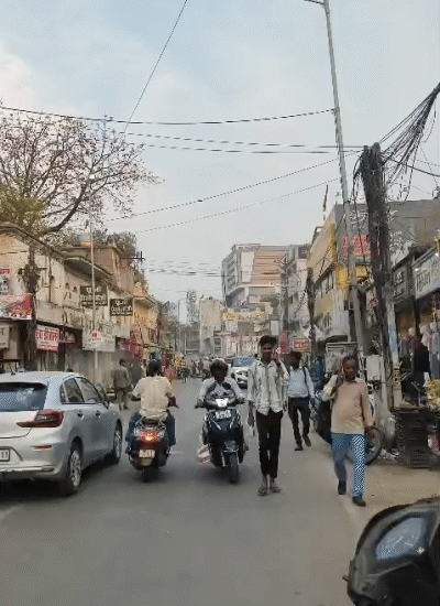 गोरखपुर में सुबह-सुबह हल्की धुंध रही। हवाओं की रफ्तार धीमी होने की वजह से उमस महसूस हो रही है।