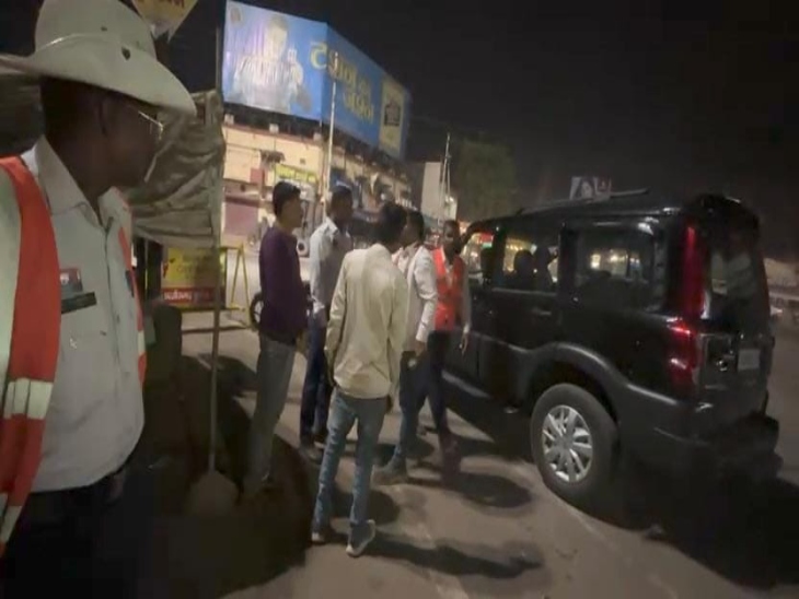 हंगामे के बीच आरोपी युवक को मौके से भगा दिया गया।