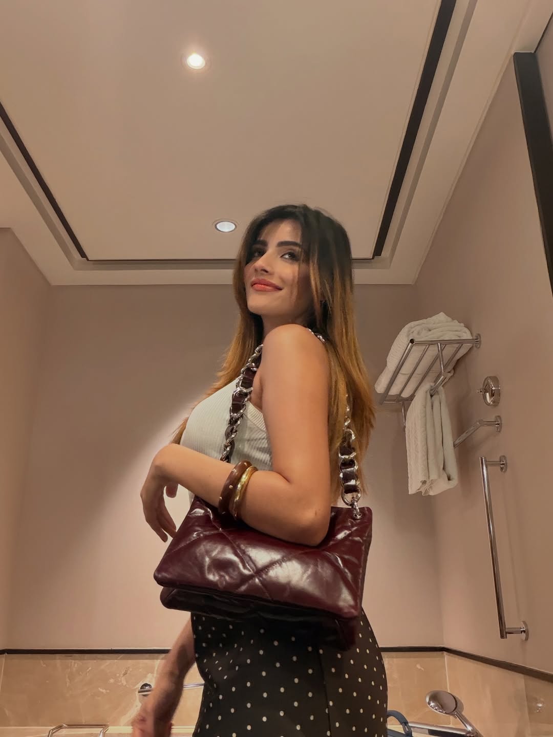 рдПрдХ рддрд╕реНрд╡реАрд░ рдореЗрдВ рдЕрджрд┐рддрд┐ рд╡реНрд╣рд╛рдЗрдЯ рдЯреЙрдк рдФрд░ рдмреНрд▓реИрдХ рдкреЛрд▓реНрдХрд╛ рдбреЙрдЯ рд╕реНрд▓рд┐рдо рдлрд┐рдЯ рд╕реНрдХрд░реНрдЯ рдореЗрдВ рд╡рд╛рд╢рд░реВрдо рд╕реЗ рд╕реЗрд▓реНрдлреА рд▓реЗрддреА рджрд┐рдЦ рд░рд╣реА рд╣реИрдВред