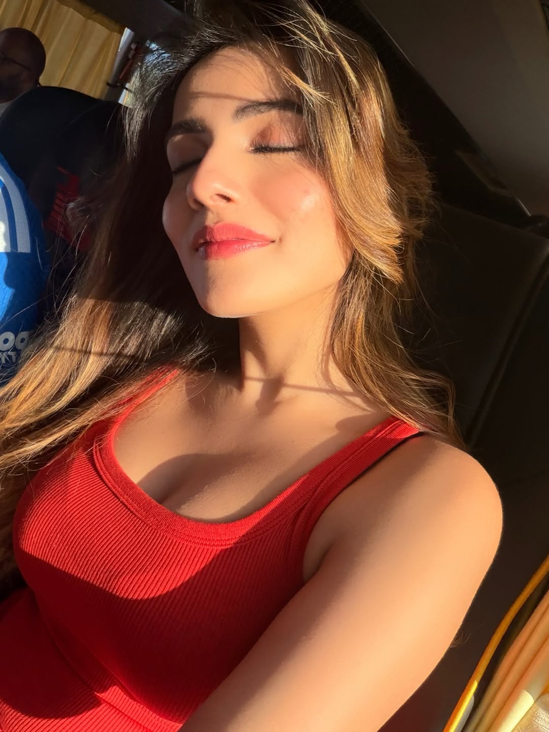 рддрд╕реНрд╡реАрд░реЛрдВ рдореЗрдВ рдЕрджрд┐рддрд┐ рдХрд╛рдлреА рдЦреБрд╢ рдирдЬрд░ рдЖ рд░рд╣реА рд╣реИрдВ рдФрд░ рдЕрджрд┐рддрд┐ рдХреА рддрд╕реНрд╡реАрд░реЛрдВ рд╕реЗ рд╕рд╛рдл рдЬрд╛рд╣рд┐рд░ рд╣реИ рдХрд┐ рдЙрдиреНрд╣реЗрдВ рдЙрдирдХреЗ рдмреЙрдпрдлреНрд░реЗрдВрдб рдИрд╢рд╛рди рдкрд░ рдЧрд░реНрд╡ рдкрд░ рд╣реИред