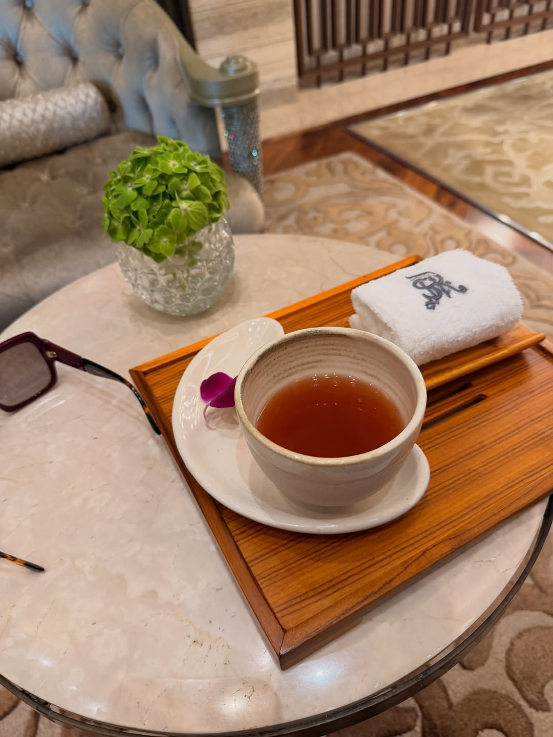 рдПрдХ рддрд╕реНрд╡реАрд░ рдореЗрдВ рдЕрджрд┐рддрд┐ рдиреЗ рд╣реЛрдЯрд▓ рдореЗрдВ рд▓реЗрдорди рдЧреНрд░рд╛рд╕ рдЯреА рдХреА рдлреЛрдЯреЛ рд╢реЗрдпрд░ рдХреАред