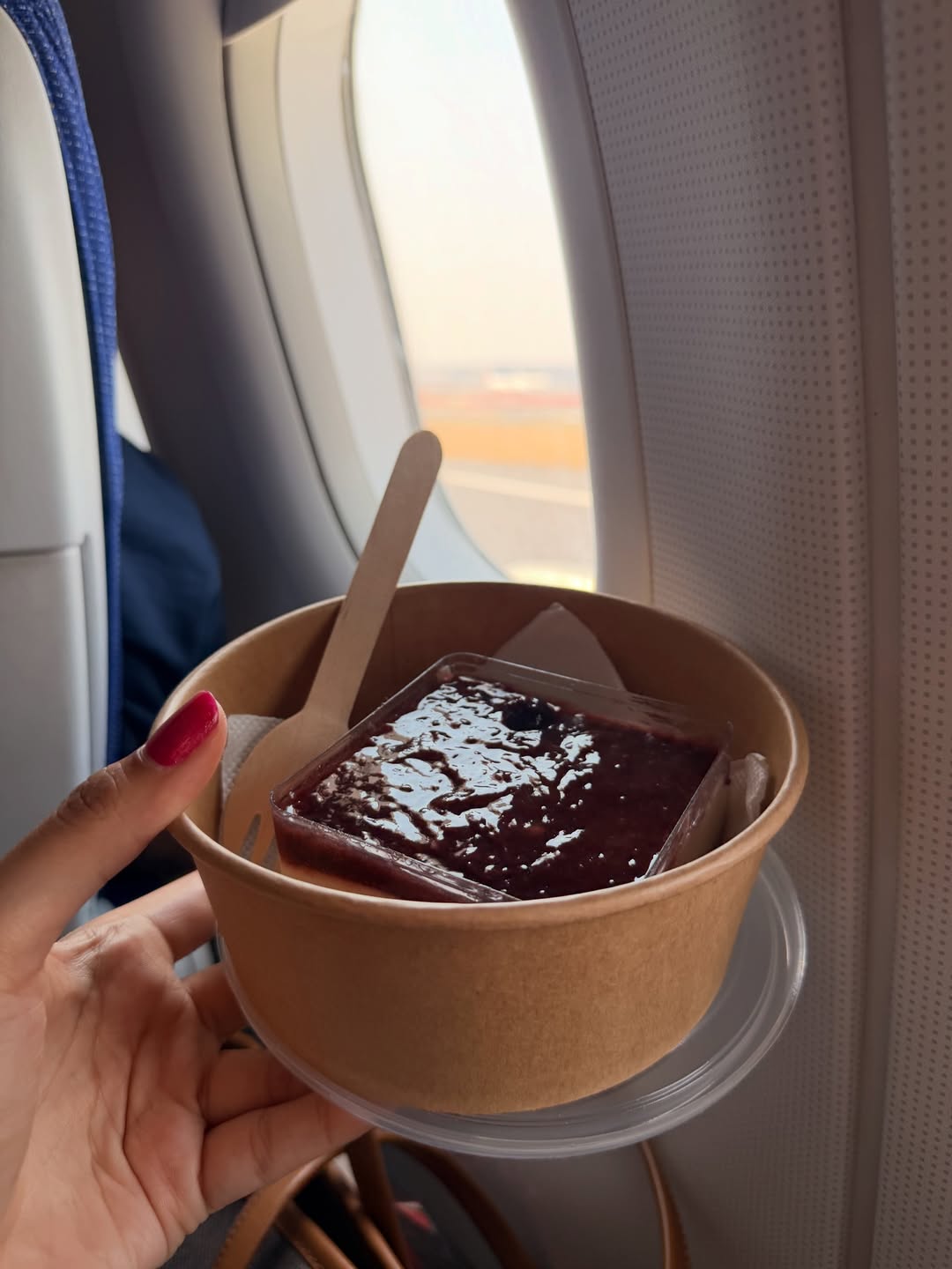 рдЗрдВрд╕реНрдЯрд╛рдЧреНрд░рд╛рдо рдкрд░ рдЕрджрд┐рддрд┐ рдЕрд▓рдЧ-рдЕрд▓рдЧ рддрд░рд╣ рдХреЗ рдбреЗрдЬрд░реНрдЯ рдХреЗ рд╕рд╛рде рдкреЛрдЬ рджреЗрддреА рджрд┐рдЦ рд░рд╣реА рд╣реИрдВред