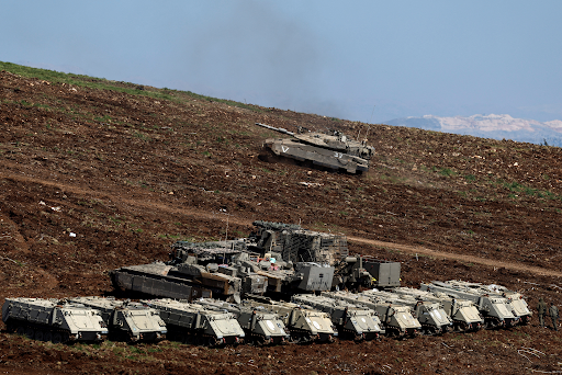 इजराइल ने लेबनान बॉर्डर के पास कई टैंक तैनात किए हैं।