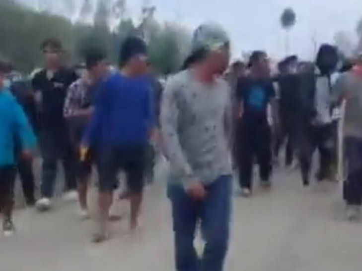 ये घटना नोंगपोक सेकमाई पुलिस स्टेशन से चंद किमी दूर हुई थी। आरोप है कि भीड़ में शामिल लोग मैतेई संगठनों जैसे मैतेई लिपुन, कांगलेईपाक कन्बा लप, अराम्बाई तेंगोल, वर्ल्ड मैतेई काउंसिल से जुड़े थे।